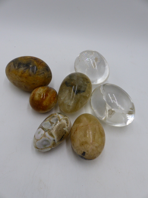A COLLECTION OF ANTIQUE POLISHED STONE EGGS, TO INCLUDE FOSSIL EXAMPLES, BLUE JOHN, QUARTZ, ROCK - Image 9 of 13