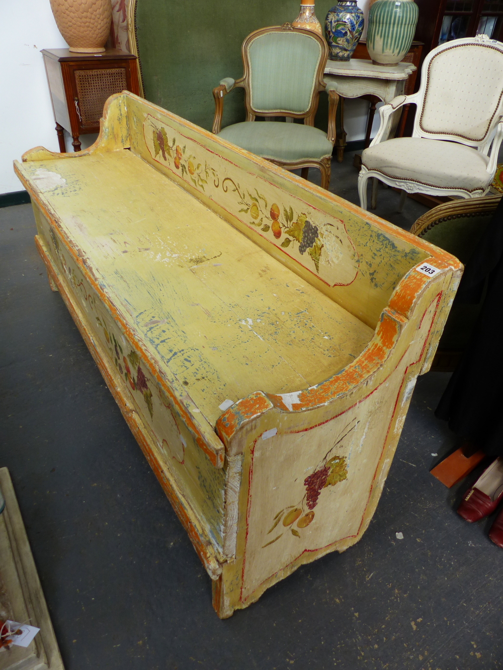 A CONTINENTAL PAINT DECORATED BOX SEAT SETTLE. 152CMS.WIDE.