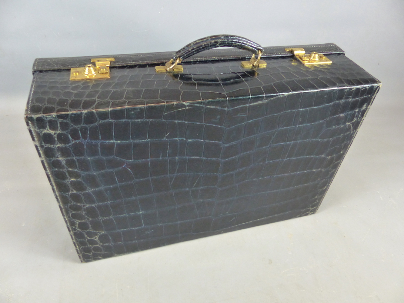 A GOOD ASPREY LONDON CROCODILE SKIN SUITCASE WITH GILT BRASS FITTINGS TOGETHER WITH A SMALLER - Image 13 of 21