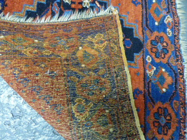 AN UNUSUAL ANTIQUE PERSIAN SERAB SMALL RUG 138X60CMS AND AN ANTIQUE PERSIAN AFSHAR BAG FACE. - Image 3 of 5