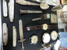 A VARIED SELECTION OF SILVER HALLMARKED AND STAMPED ITEMS TO INCLUDE A CHALK HOLDER, MOTHER OF PEARL
