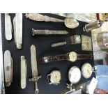 A VARIED SELECTION OF SILVER HALLMARKED AND STAMPED ITEMS TO INCLUDE A CHALK HOLDER, MOTHER OF PEARL