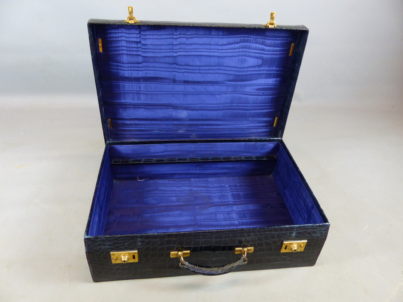 A GOOD ASPREY LONDON CROCODILE SKIN SUITCASE WITH GILT BRASS FITTINGS TOGETHER WITH A SMALLER - Image 14 of 21