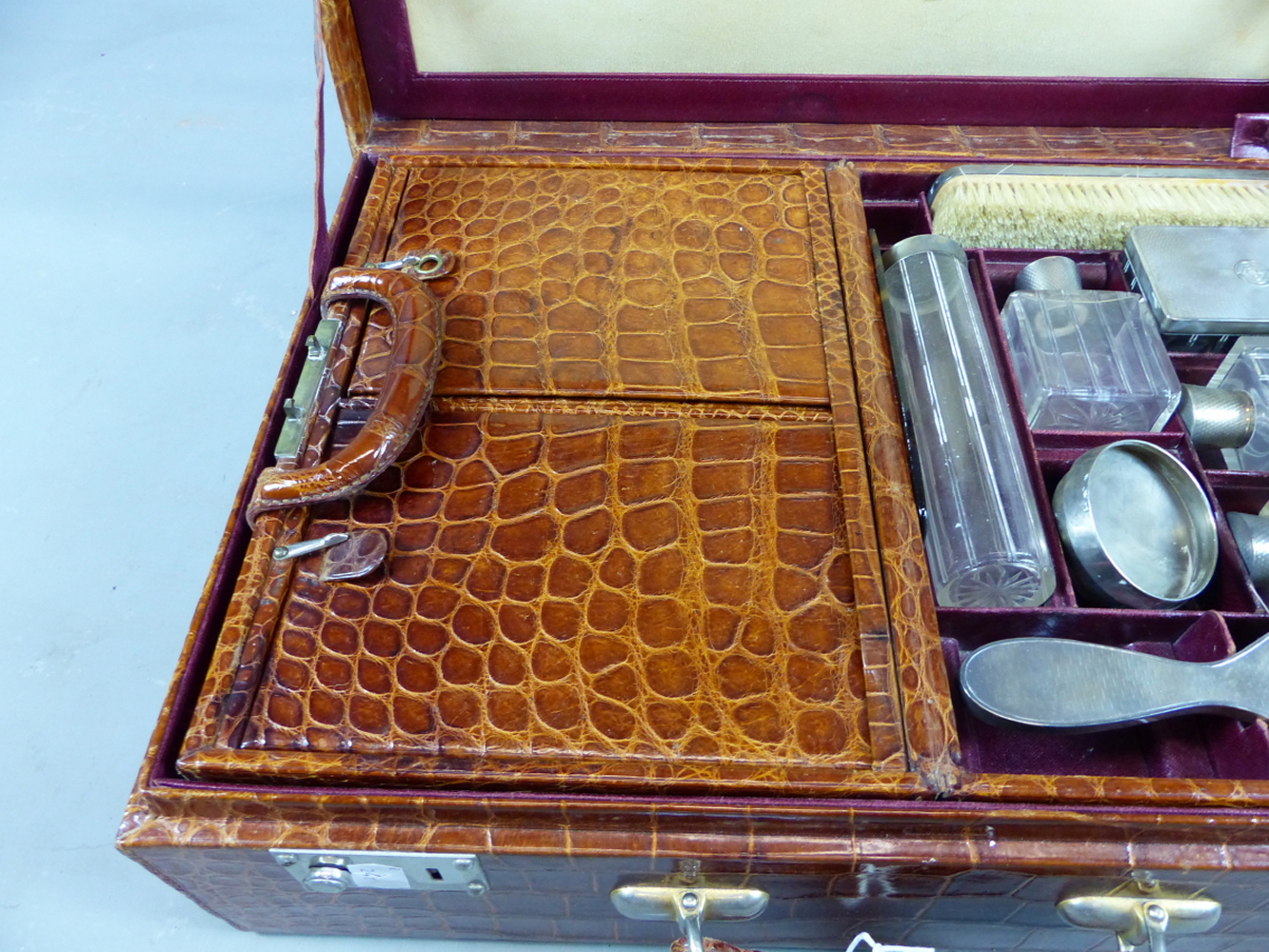 AN EARLY 20TH CENTURY CROCODILE LEATHER TRAVELLING VANITY CASE. PART FITTED WITH VARIOUS WHITE METAL - Image 3 of 14