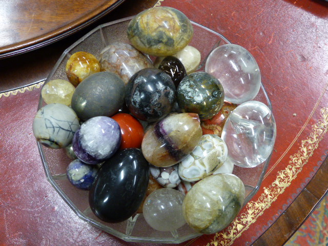 A COLLECTION OF ANTIQUE POLISHED STONE EGGS, TO INCLUDE FOSSIL EXAMPLES, BLUE JOHN, QUARTZ, ROCK - Image 8 of 13