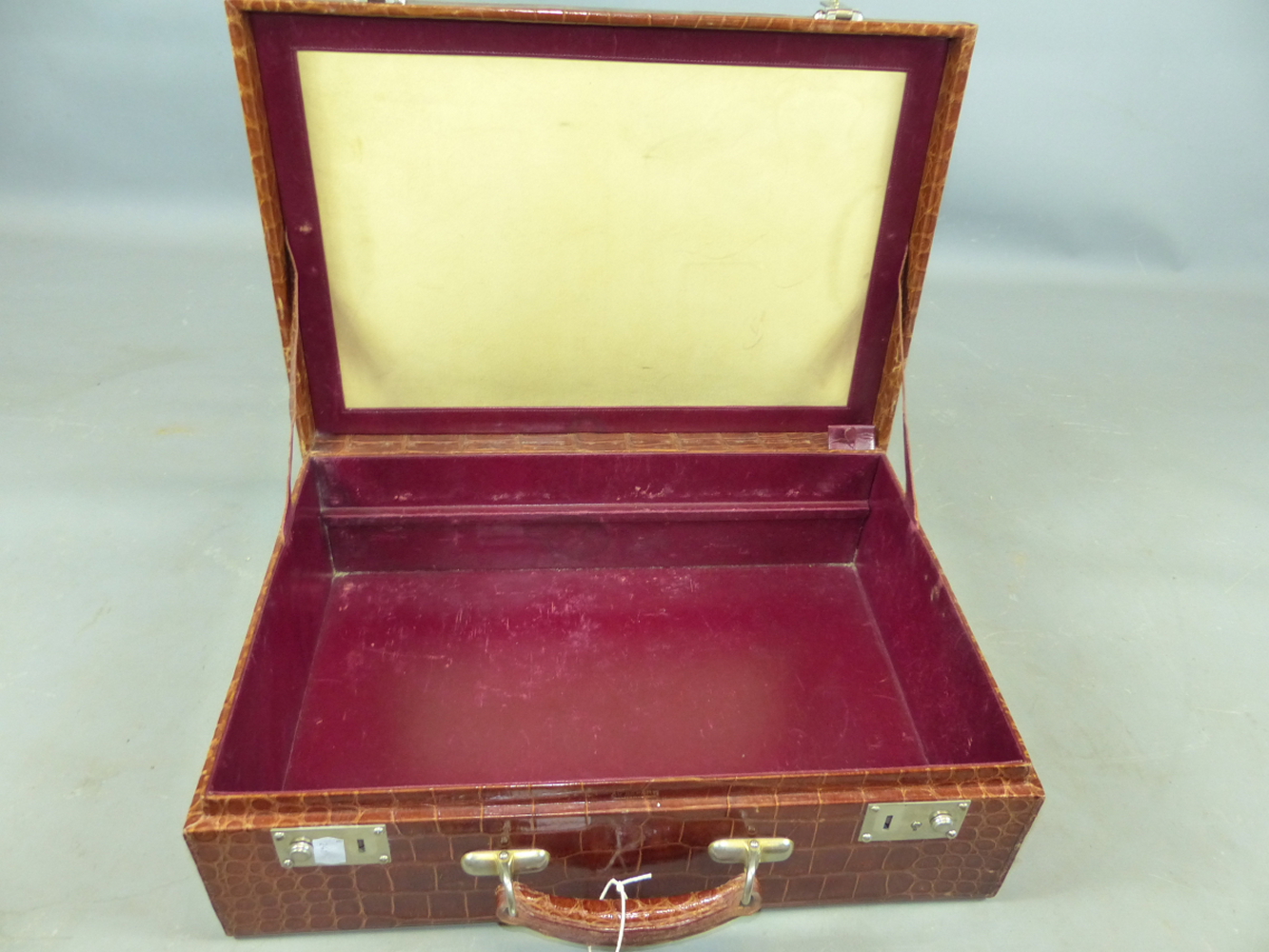 AN EARLY 20TH CENTURY CROCODILE LEATHER TRAVELLING VANITY CASE. PART FITTED WITH VARIOUS WHITE METAL - Image 9 of 14