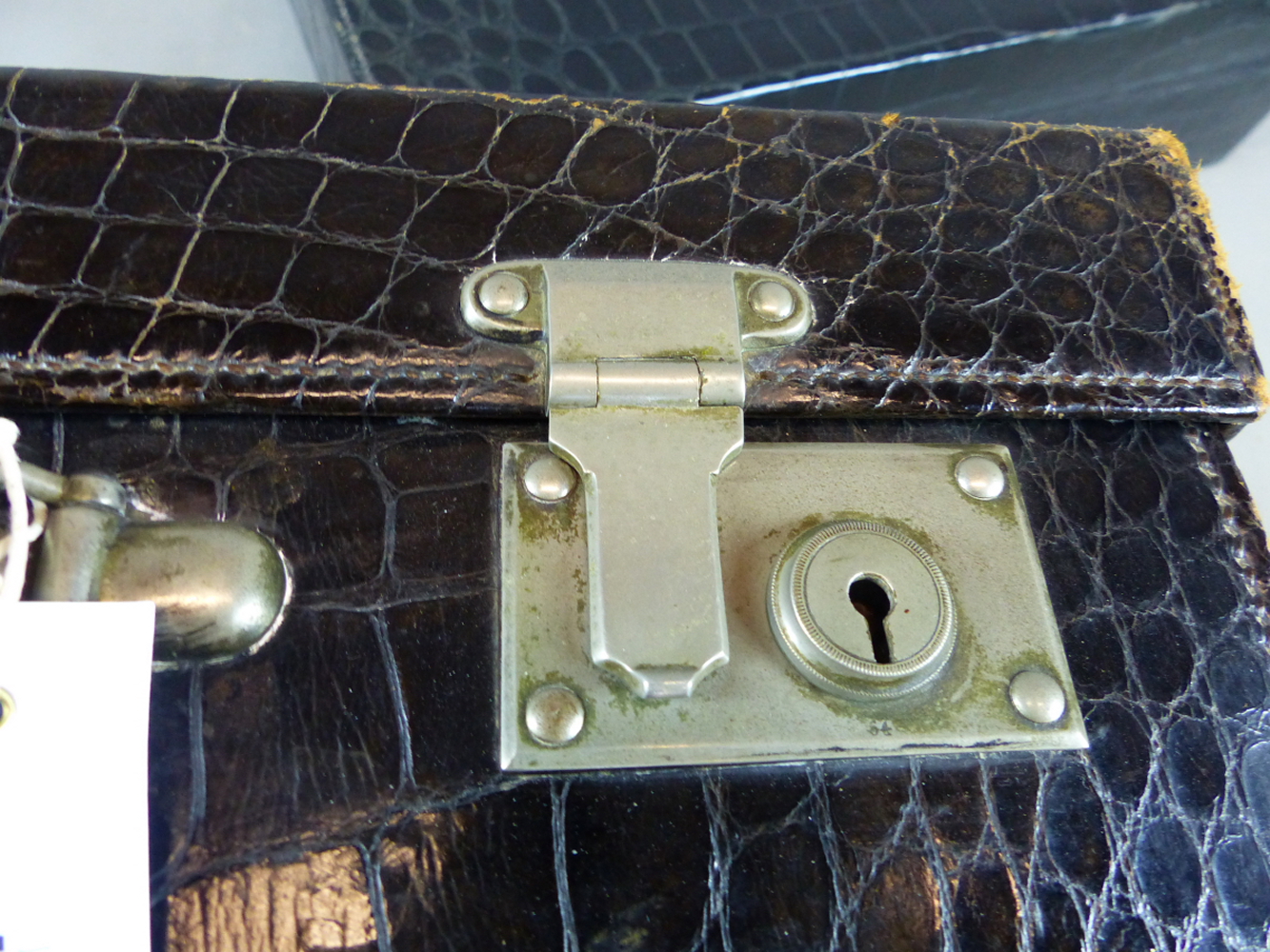 A GOOD ASPREY LONDON CROCODILE SKIN SUITCASE WITH GILT BRASS FITTINGS TOGETHER WITH A SMALLER - Image 7 of 21