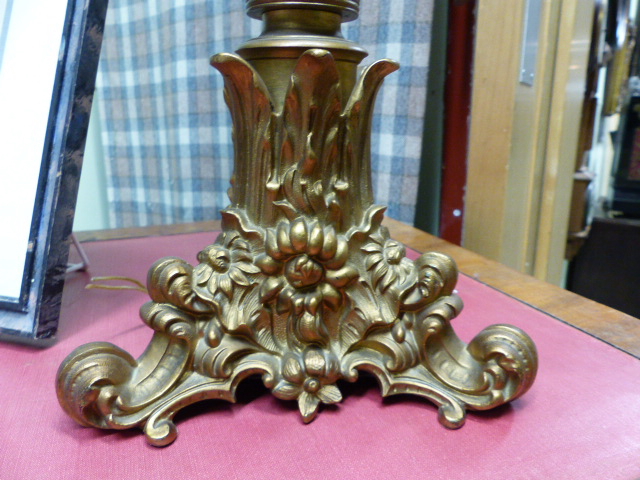 A LATE 19TH CENTURY FRENCH GILT METAL LAMP BASE WITH BLUE GLASS STEM AND SCROLLED FEET. (50CMS - Image 5 of 20