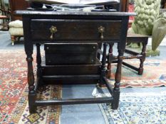 AN ANTIQUE CARVED OAK SMALL ONE DRAWER SIDE TABLE WITH BALUSTER TURNED BOX STRETCHERED LEGS. 68CMS