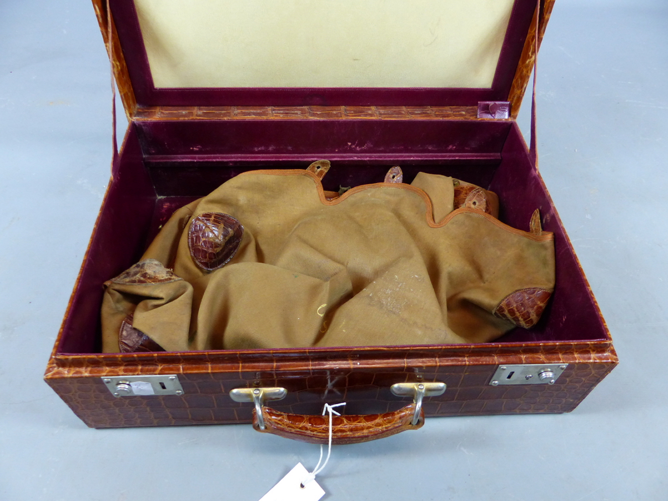 AN EARLY 20TH CENTURY CROCODILE LEATHER TRAVELLING VANITY CASE. PART FITTED WITH VARIOUS WHITE METAL - Image 7 of 14