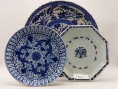 AN ANTIQUE DELFT BLUE AND WHITE CHARGER WITH PERSIAN STYLE FLORAL DECORATION, 35CM DIAMETER, A