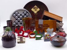 A GROUP OF INTERESTING COLLECTABLES AND ORNAMENTS TO INCLUDE BAKELITE ITEMS, AN IRON DICE