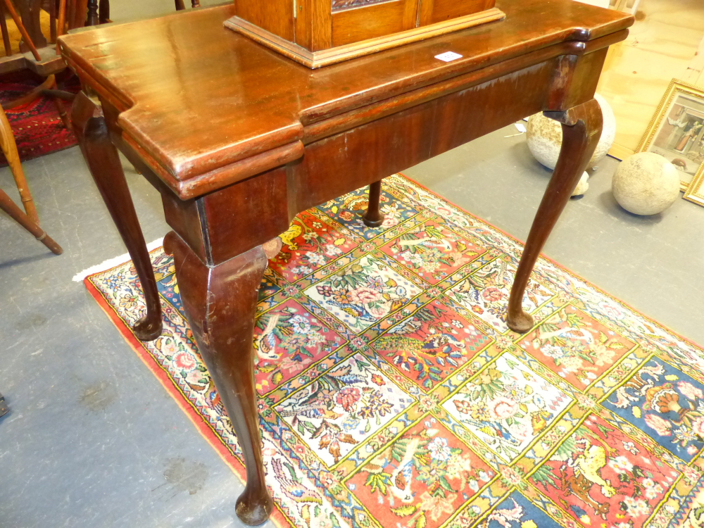 A CARVED MAHOGANY GEORGIAN TEA TABLE WITH SHAPED FRIEZE AND CONCERTINA ACTION. - Image 3 of 4