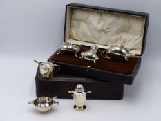 A CASED HALLMARKED SILVER THREE PIECE CRUET SET COMPRISING OF AN OPEN SALT CELLAR, COVERED MUSTARD