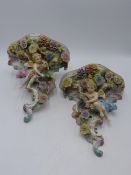 A PAIR OF GERMAN MEISSEN STYLE FIGURAL WALL BRACKETS IN THE ROCOCO TASTE. H.21CMS.