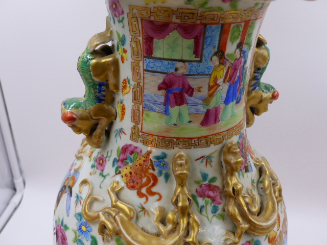 A CHINESE CANTONESE BALUSTER VASE WITH FOO LION HANDLES AND PANELS OF FIGURES, GILT SALAMANDERS TO - Bild 3 aus 16