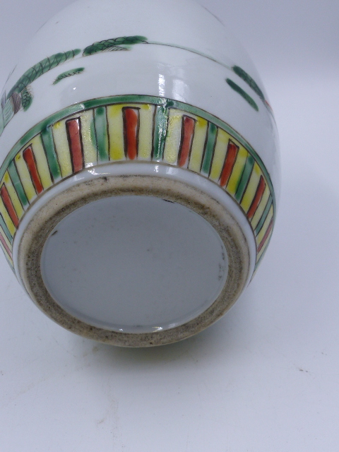 TWO CHINESE FAMILLE VERTE DECORATED OVOID JARS WITH FIGURAL DECORATION. H.17cms. - Bild 9 aus 9