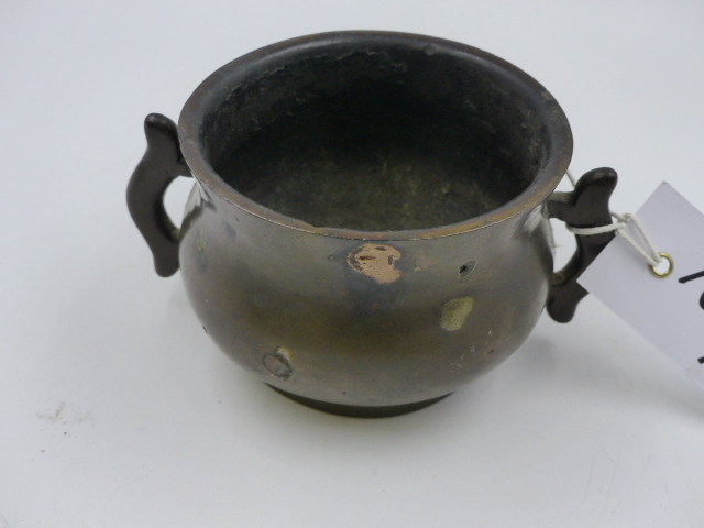 TWO CHINESE BRONZE TWIN HANDLE CENSERS, ONE WITH FLARED RIM AND SIDE HANDLES (H.7cms), THE OTHER - Bild 9 aus 12