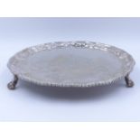 A GEORGE III HALLMARKED SILVER SALVER DATED LONDON 1770 MAKER RICHARD RUGG I. WEIGHT APPROX