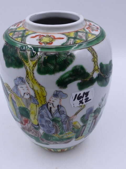 TWO CHINESE FAMILLE VERTE DECORATED OVOID JARS WITH FIGURAL DECORATION. H.17cms. - Bild 5 aus 9