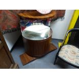 AN UNUSUAL ROSEWOOD BOW FRONT MIRROR BACK ART DECO STYLE CABINET WITH SHAPED PLATFORM BASE. H.106,