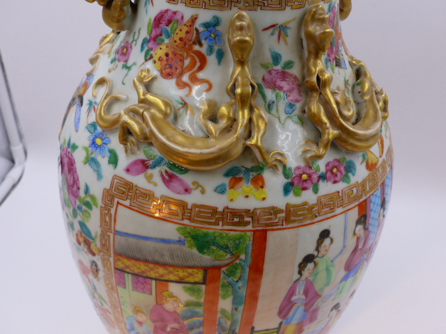 A CHINESE CANTONESE BALUSTER VASE WITH FOO LION HANDLES AND PANELS OF FIGURES, GILT SALAMANDERS TO - Bild 4 aus 16