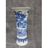 A CHINESE BLUE AND WHITE LARGE BEAKER FORM VASE DECORATED WITH FIGURES IN LANDSCAPE SETTINGS. H.