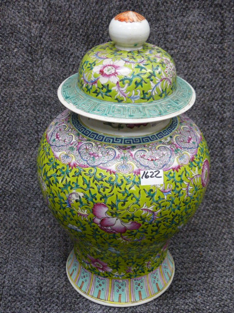 TWO SIMILAR CHINESE FAMILLE ROSE BALUSTER VASES WITH A PAIR OF ASSOCIATED DOME FORM COVERS. - Bild 8 aus 15