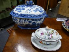 AN ANTIQUE CONTINENTAL COVERED TWIN HANDLED SAUCE TUREEN WITH UNDERTRAY DECORATED IN THE MEISSEN