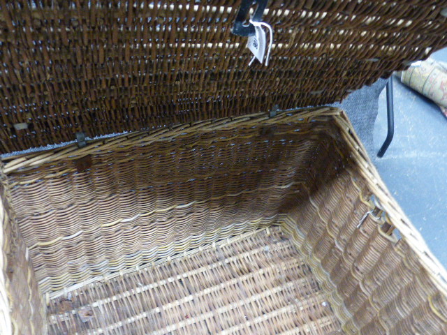 TWO LARGE VINTAGE WICKER LAUNDRY BASKETS WITH LIFT TOPS AND ONE WITH ROPE HANDLES. LARGEST H.64cms, - Bild 2 aus 5