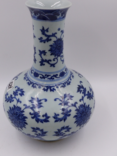 A CHINESE BLUE AND WHITE BOTTLE FORM VASE WITH FLOWER HEAD AND SCROLLING FOLIATE DECORATION. H.27. - Image 3 of 6