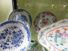 A GROUP OF CHINESE CERAMICS TO INCLUDE A CELADON DISH, EXPORTWARES WITH BLUE AND WHITE DECORATION,