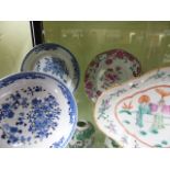 A GROUP OF CHINESE CERAMICS TO INCLUDE A CELADON DISH, EXPORTWARES WITH BLUE AND WHITE DECORATION,