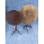 A GEORGIAN OAK TILT TOP LAMP TABLE WITH TRIFID SCROLL LEGS. (DIA.71cms x H.69cms) TOGETHER WITH A