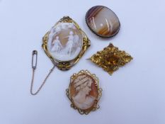 A SELECTION OF FOUR VARIOUS STYLES OF BROOCHES TO INCLUDE TWO CAMEOS, AN OVAL AGATE AND A ROCOCO