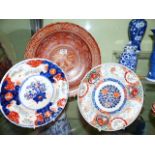 A COLLECTIVE LOT OF ORIENTAL CERAMICS TO INCLUDE CHINESE BLUE AND WHITE WARES, JAPANESE IMARI AND