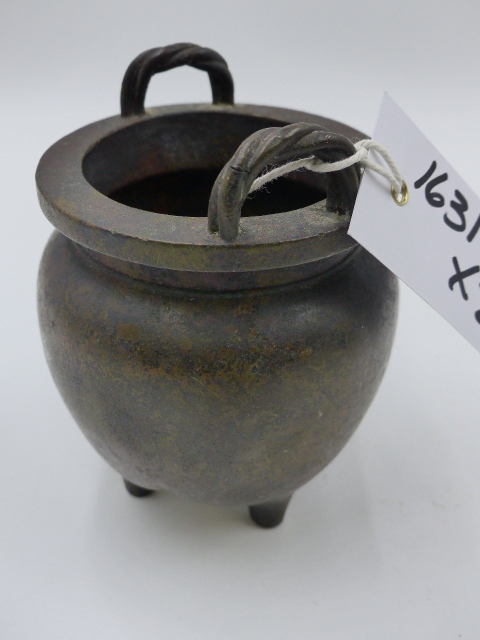 TWO CHINESE BRONZE TWIN HANDLE CENSERS, ONE WITH FLARED RIM AND SIDE HANDLES (H.7cms), THE OTHER - Bild 2 aus 12