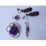 A SELECTION OF GEM SET JEWELLERY TO INCLUDE A 9ct GOLD HALLMARKED AMETHYST AND SEED PEARL CLUSTER