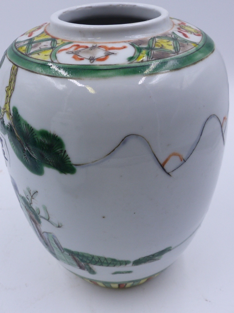 TWO CHINESE FAMILLE VERTE DECORATED OVOID JARS WITH FIGURAL DECORATION. H.17cms. - Bild 8 aus 9