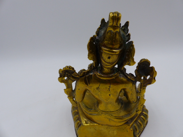 A TIBETAN GILT BRONZE AND COPPER FIGURE OF A SEATED DEITY. H.18cms. - Bild 5 aus 10