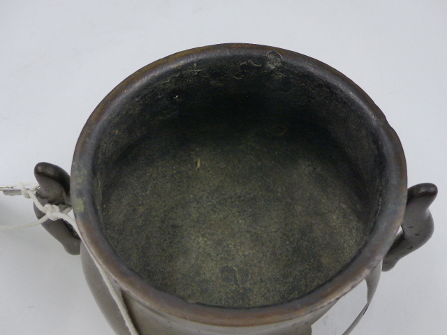TWO CHINESE BRONZE TWIN HANDLE CENSERS, ONE WITH FLARED RIM AND SIDE HANDLES (H.7cms), THE OTHER - Bild 11 aus 12