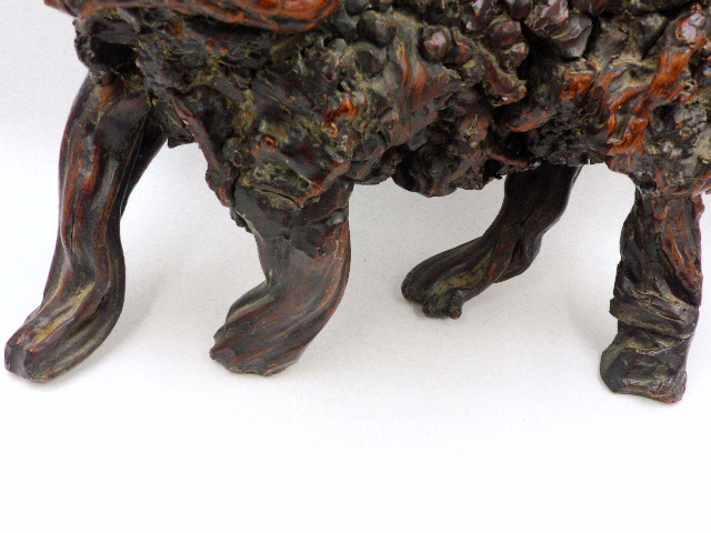 AN UNUSUAL PAIR OF CHINESE CARVED ROOTWOOD FIGURES OF STANDING FOO LIONS. - Bild 6 aus 19