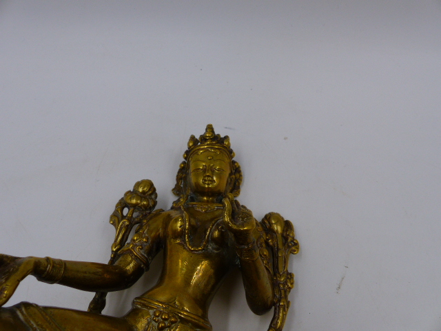 A TIBETAN GILT BRONZE AND COPPER FIGURE OF A SEATED DEITY. H.18cms. - Bild 10 aus 10