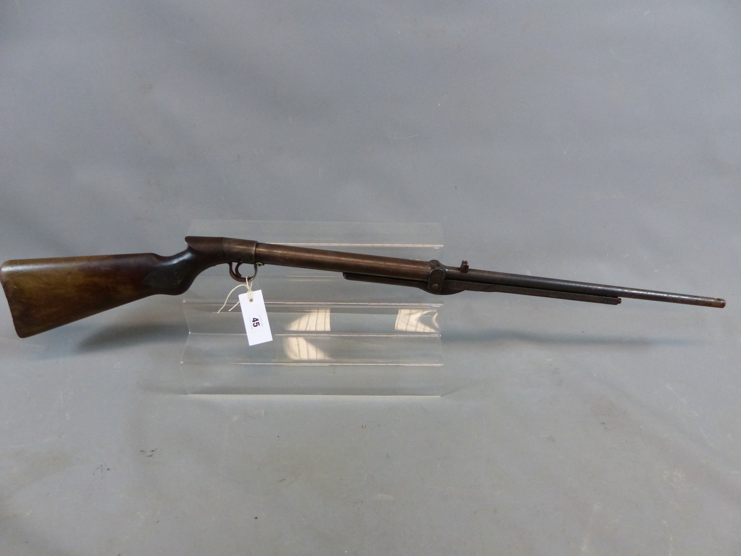 A VINTAGE UN-NAMED UNDERLEVER TAP LOADING AIR RIFLE SERIAL NUMBER S11845 ( NO CERTIFICATE