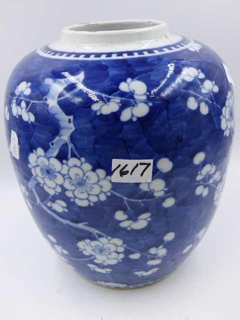 A CHINESE BLUE AND WHITE LARGE PRUNUS DECORATED GINGER JAR WITH DOUBLE ENCIRCLES FOUR CHARACTER MARK - Image 4 of 9