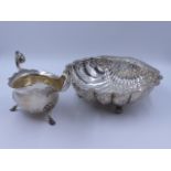 A WALKER AND HALL SILVER HALF PINT SAUCE BOAT, DATED 1921 TOGETHER WITH A SILVER SCALLOPED SHELL