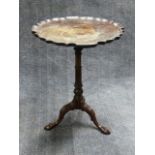 AN ANTIQUE CARVED MAHOGANY LAMP TABLE IN THE GEORGIAN STYLE WITH PIE CRUST TOP AND SCROLLED TRIFID