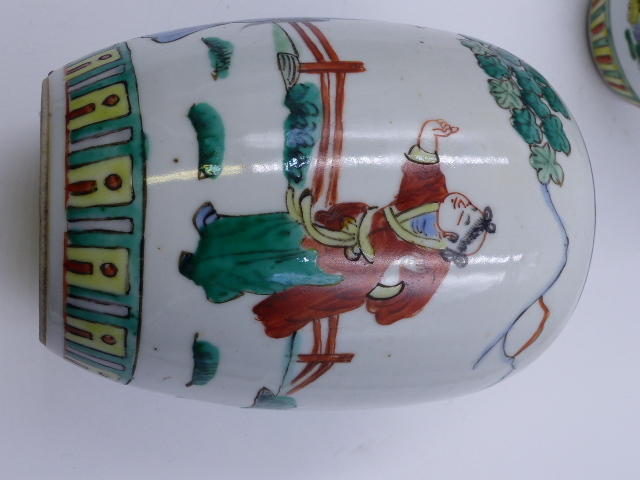 TWO CHINESE FAMILLE VERTE DECORATED OVOID JARS WITH FIGURAL DECORATION. H.17cms. - Bild 3 aus 9