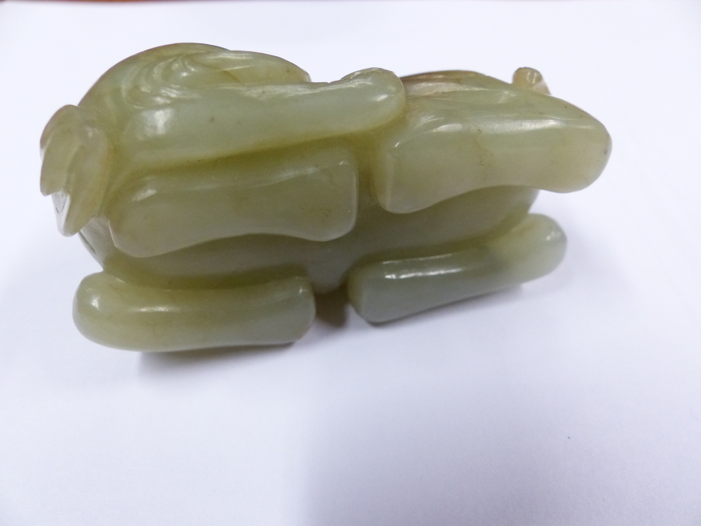 A CHINESE CARVED JADE FIGURE OF A RECUMBENT ELEPHANT. L.7cms. - Bild 11 aus 12