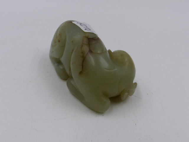 A CHINESE CARVED JADE FIGURE OF A RECUMBENT ELEPHANT. L.7cms. - Bild 3 aus 12
